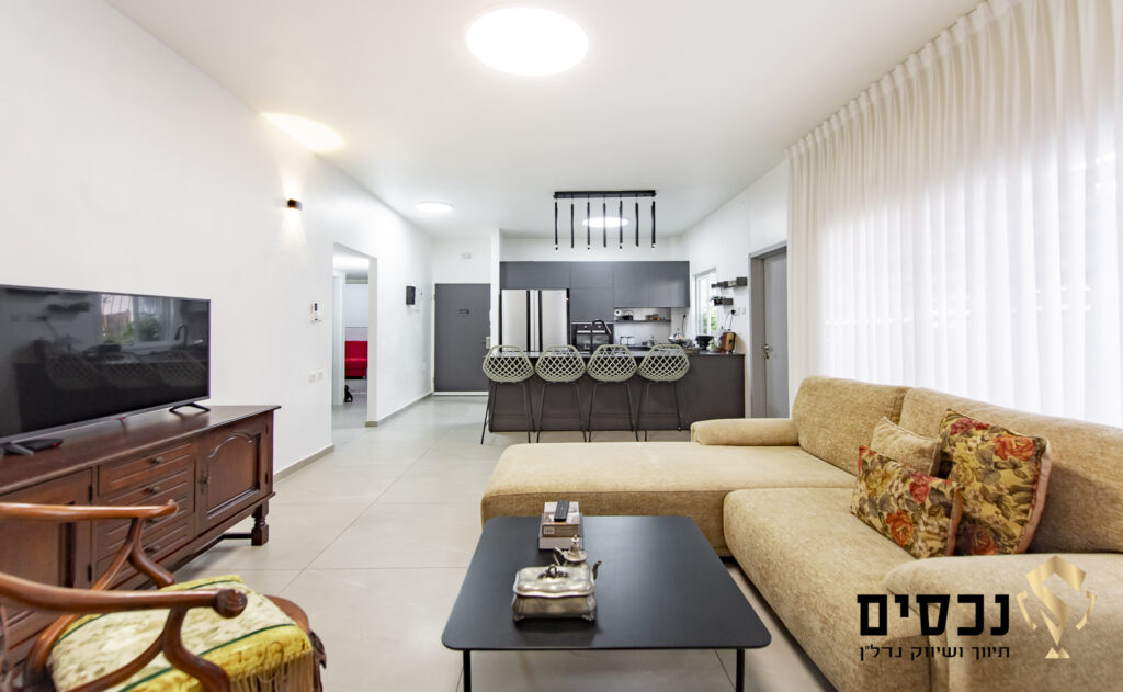 דירת 4 חדרים למכירה בשכונת מחנה יהודה פתח תקווה עם מרפסת סוכה וממ"ד - תיווך VIP צחי יצחק סולומון